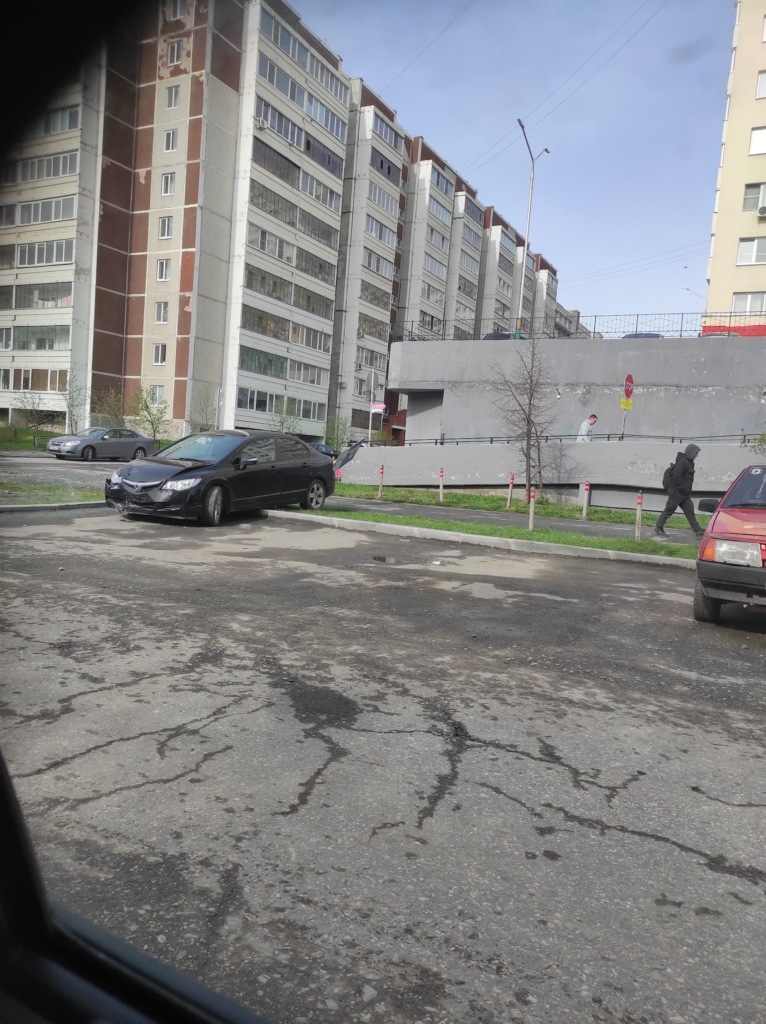 image-281-766x1024 В Екатеринбурге на ул. Соболева водитель сбил знак «Парковка для инвалидов»