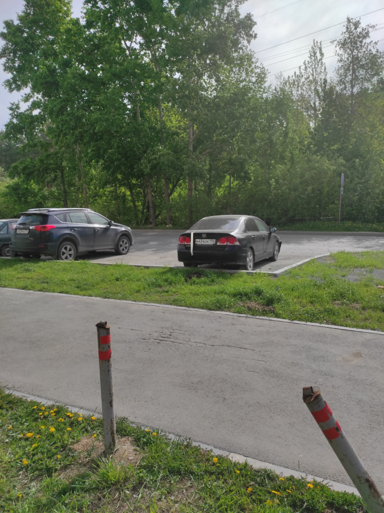 image-282-766x1024 В Екатеринбурге на ул. Соболева водитель сбил знак «Парковка для инвалидов»
