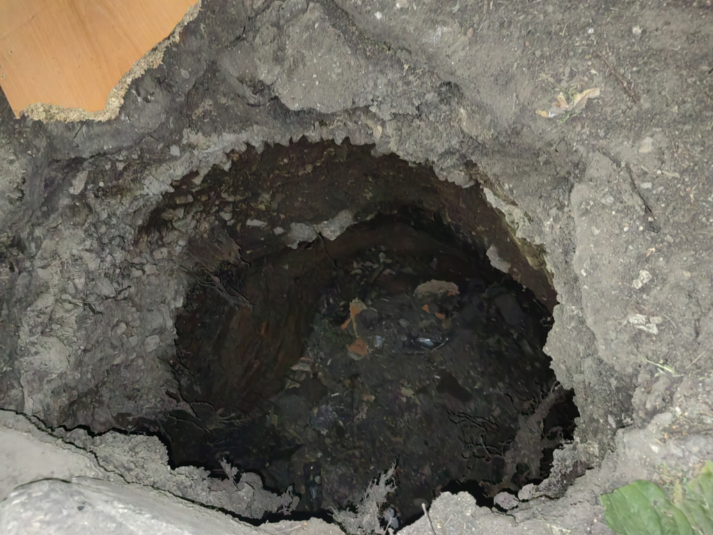 image-325-1024x768 Во дворе на улице Строителей в Самаре уже несколько дней не устраняют глубокую яму