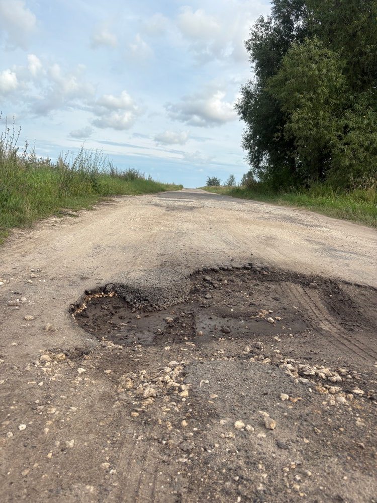 1d2652f7a73c781658920697b277c1f2-rotated «Объезжайте по полю»: в Котлучино жители вынуждены искать альтернативные пути из-за разбитых дорог