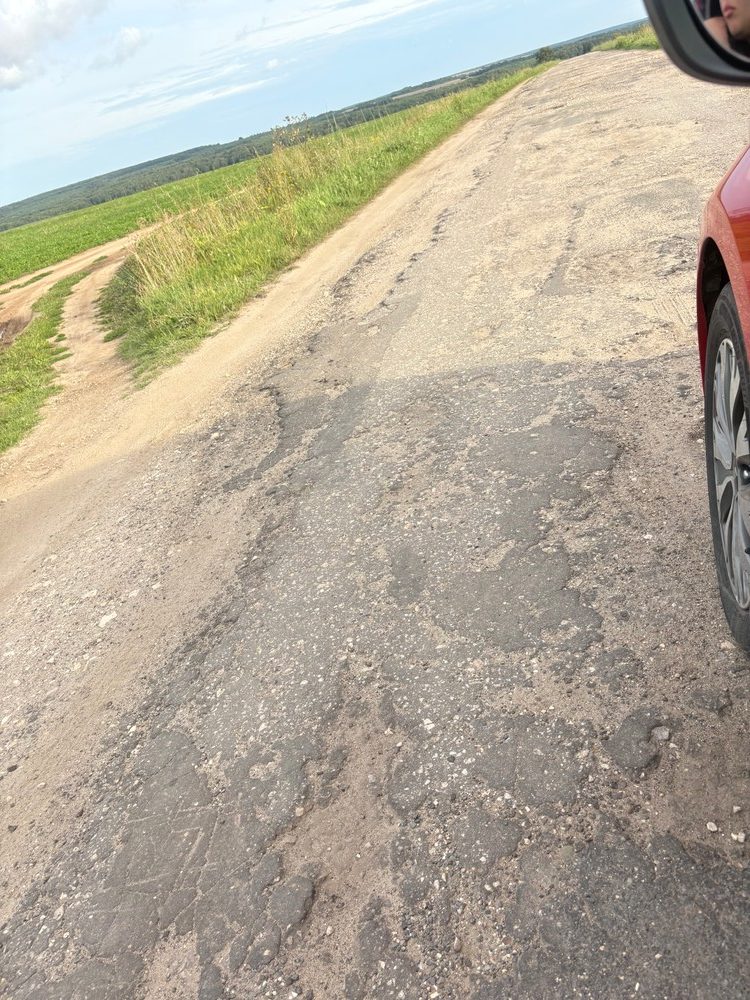 2b4d3fb727570ca564101feedb25d083-rotated «Объезжайте по полю»: в Котлучино жители вынуждены искать альтернативные пути из-за разбитых дорог