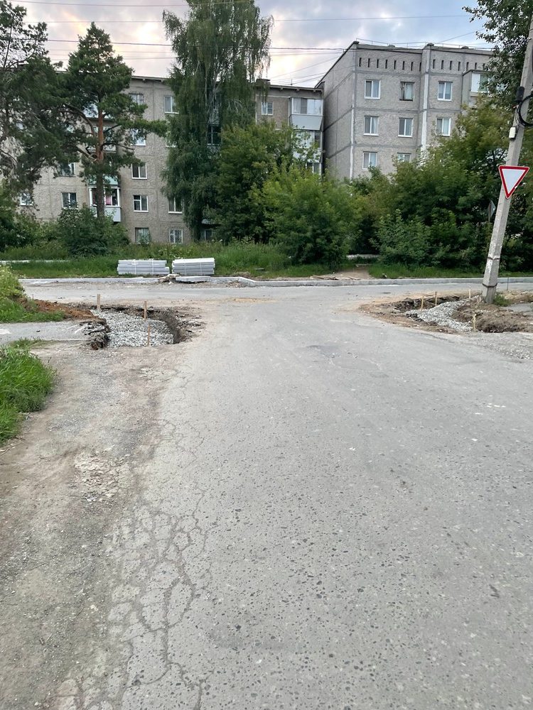a6acc8754deeb06f3603091b990b61af-rotated Асфальт заканчивается грязью: на Окраинной в Екатеринбурге жалуются на недоделанную дорогу