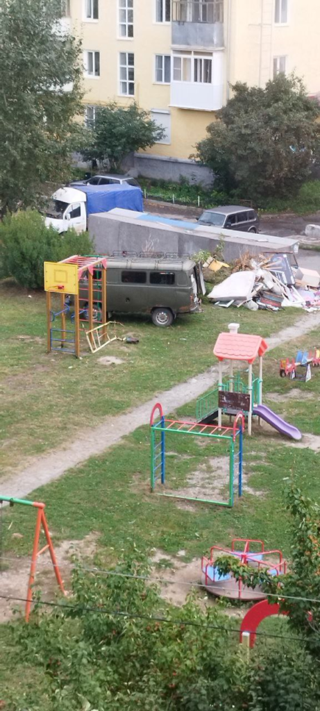 image-125-461x1024 Детская площадка в Верхней Пышме превращена в парковку и свалку для травы