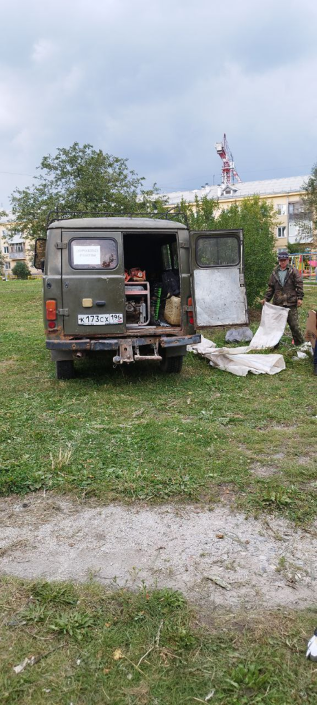 image-126-461x1024 Детская площадка в Верхней Пышме превращена в парковку и свалку для травы