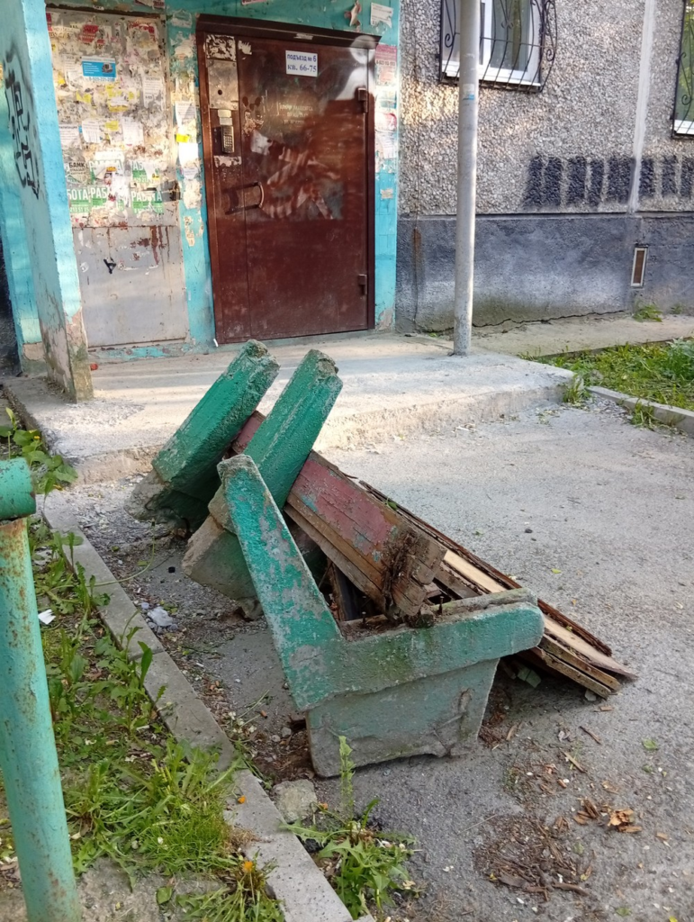 image-171-771x1024 Новая скамейка у дома на Крауля оказалась неудобной для маломобильных граждан