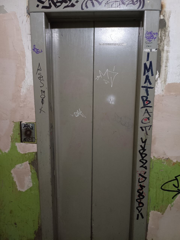 image-249-768x1024 Жители дома на Инженерной в Екатеринбурге уже месяц ждут ремонта лифта