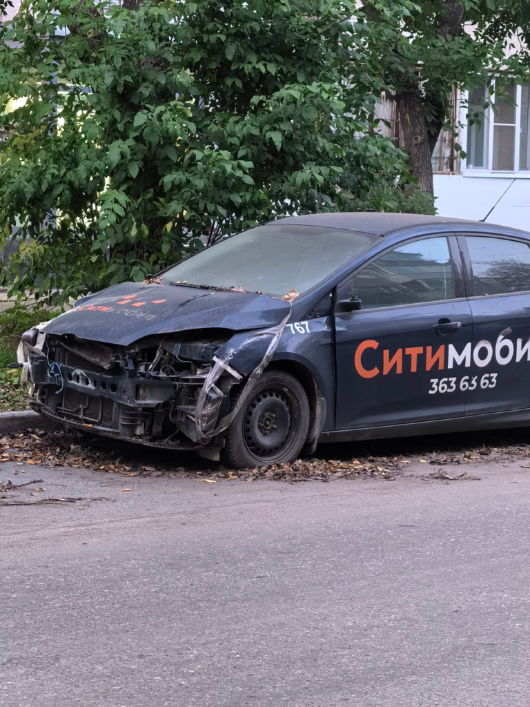 image-162-768x1024 Брошенный каршеринговый автомобиль два месяца стоит на улице Фрунзе в Екатеринбурге