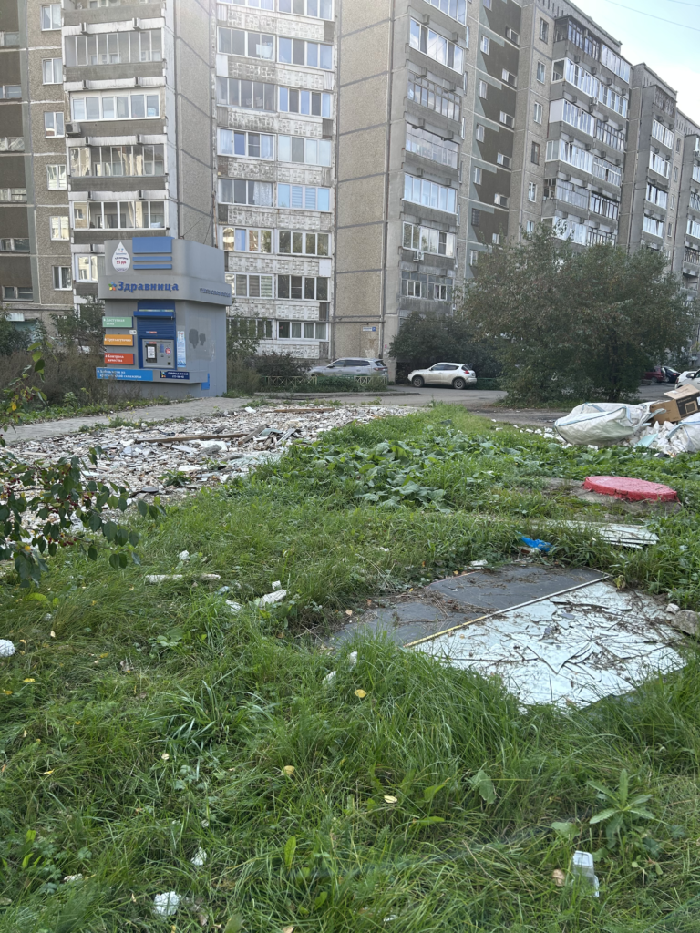image-168-768x1024 В Екатеринбурге три месяца не вывозят мусор после сноса павильона на Опалихинской