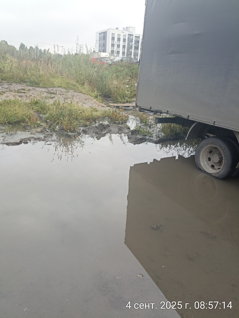 image-34-769x1024 В Екатеринбурге на Широкореченской улице невозможно проехать из-за ям и грязи