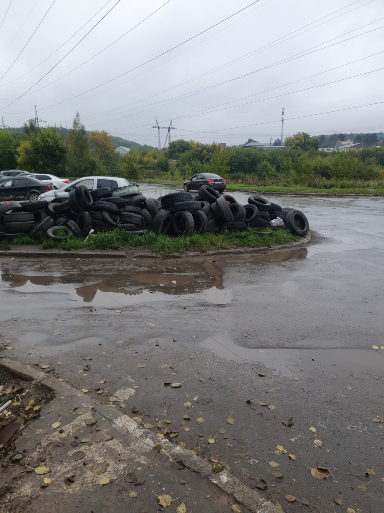 image-54-768x1024 В Екатеринбурге образовалась стихийная свалка шин у остановки «Елизавет»