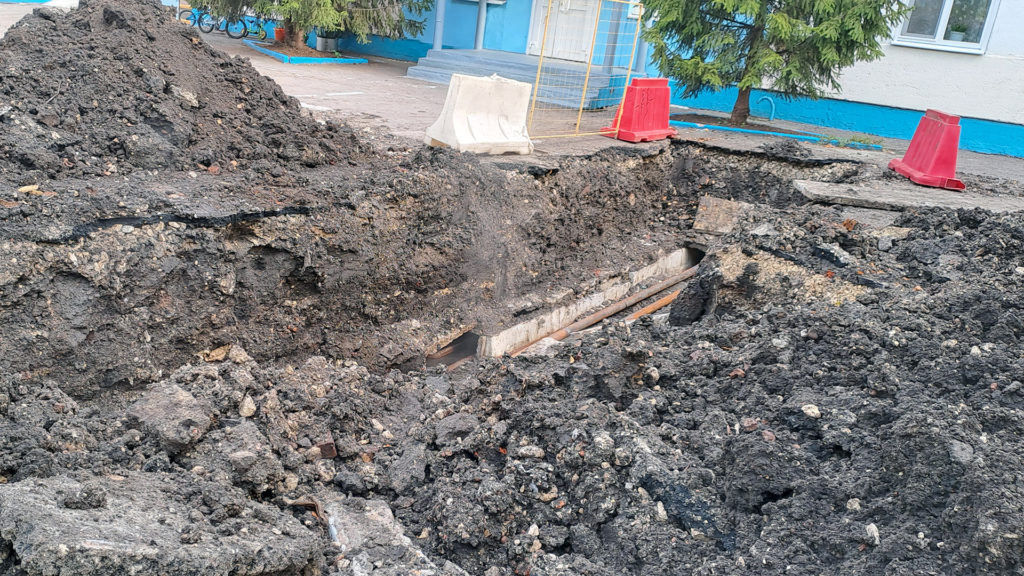 20251008_102341-0c89c59be255d971463b390e13830e371-1024x576 В тамбовском детском саду оставили опасный котлован с горячей водой