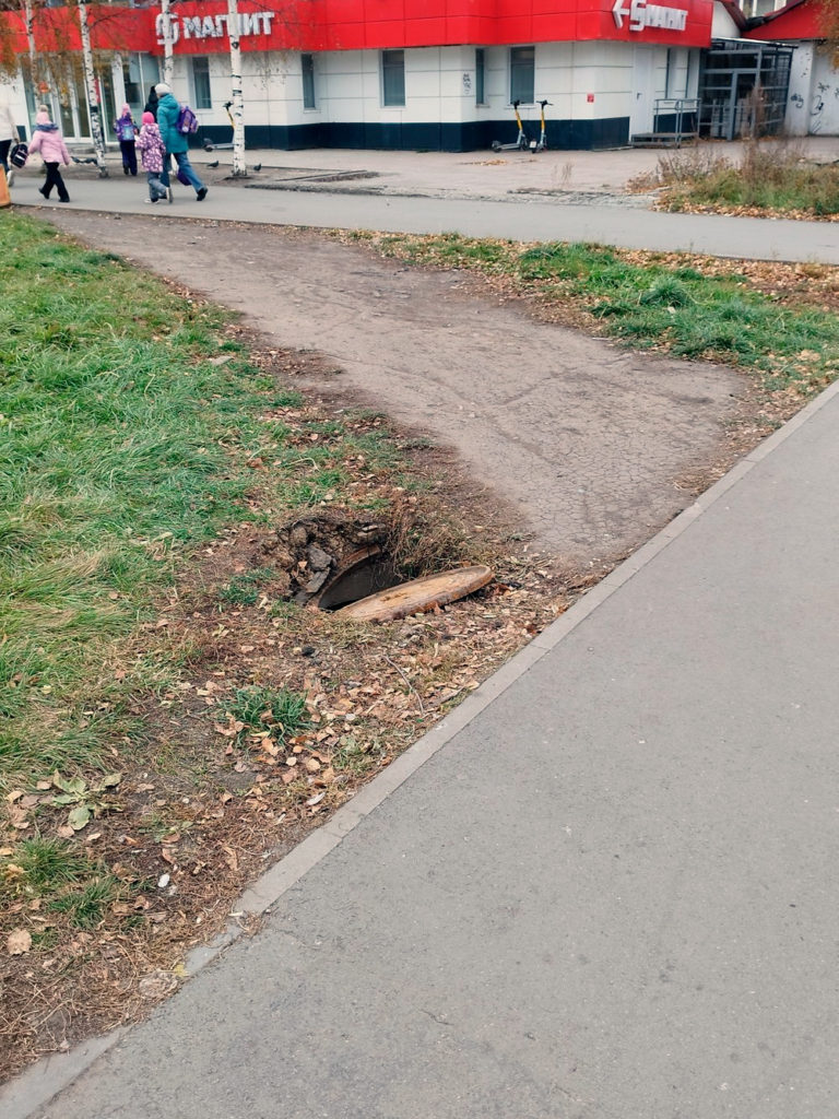 Frezerovshhikov-Taganskaya2-768x1024 В Екатеринбурге открытый канализационный люк на перекрестке Фрезеровщиков - Таганская угрожает школьникам