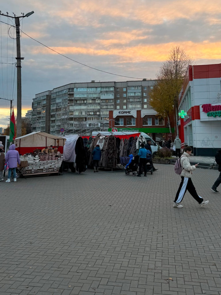 Petrozavodsk.-Ul.-Drevlyanka-2-768x1024 В Петрозаводске на улице Древлянка организовали стихийную торговлю
