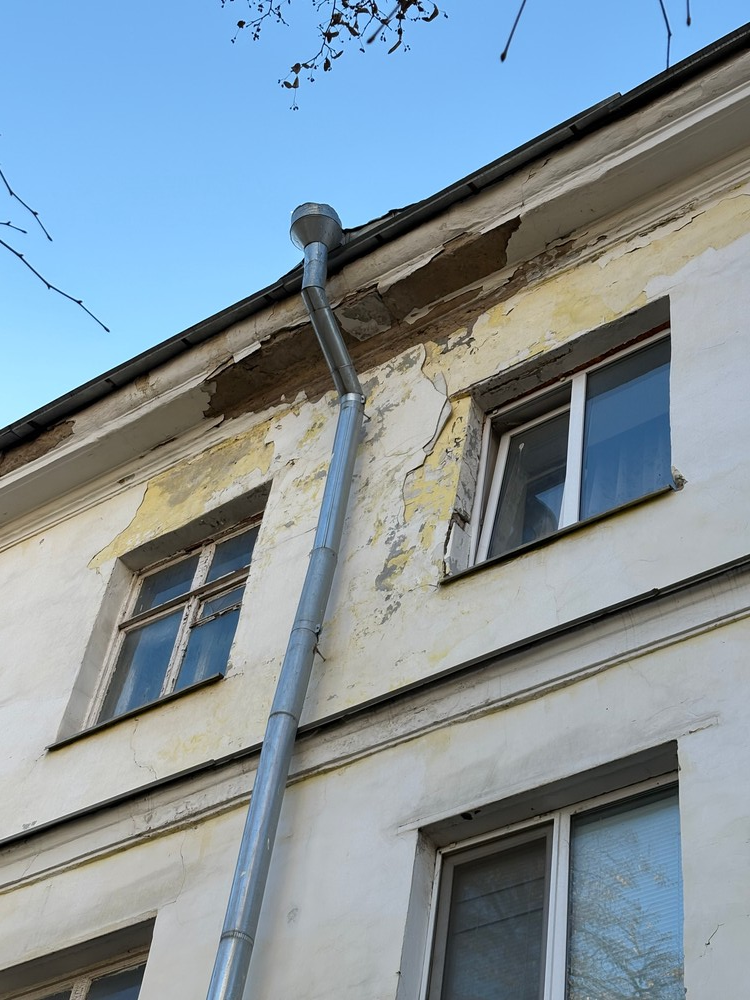 image-112 В Казани с фасада дома на Лумумбы падает штукатурка