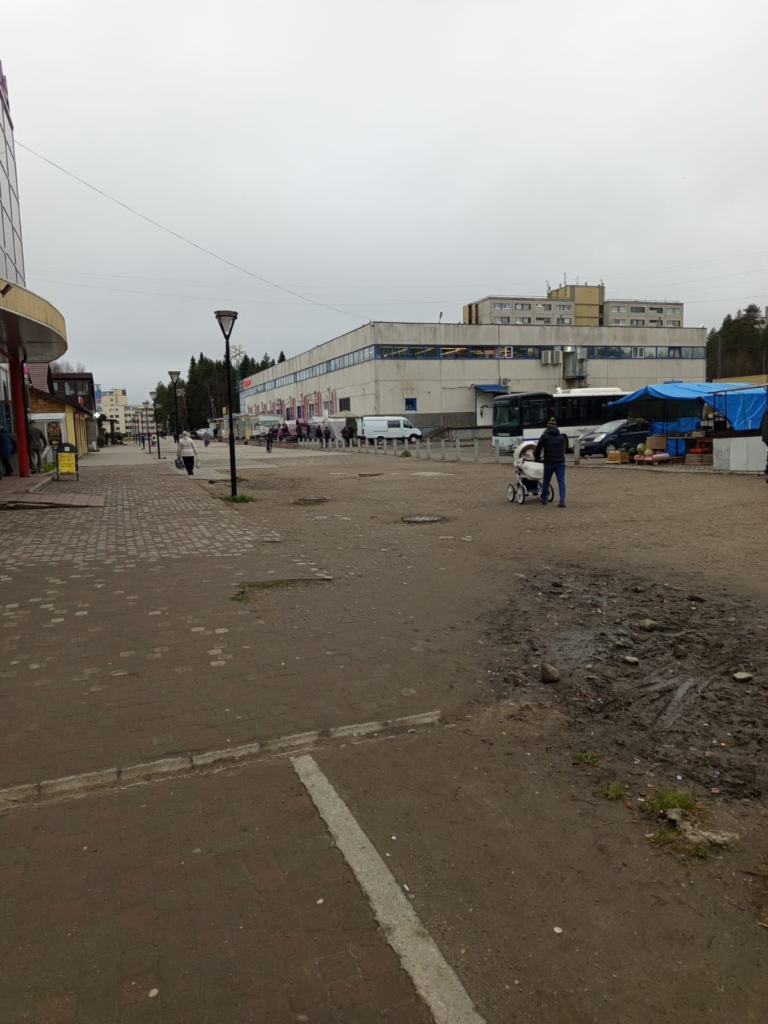 image-181-768x1024 Жители Костомукши пожаловались на уличную торговлю у ТЦ «Славяне»