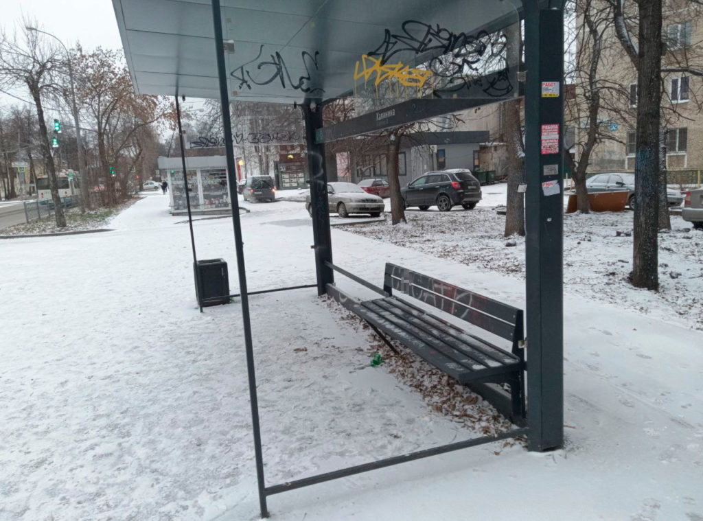 40-letiya-Oktyabrya-2-1024x759 Пассажиры замерзают: троллейбусная остановка на 40-летия Октября в ужасном состоянии