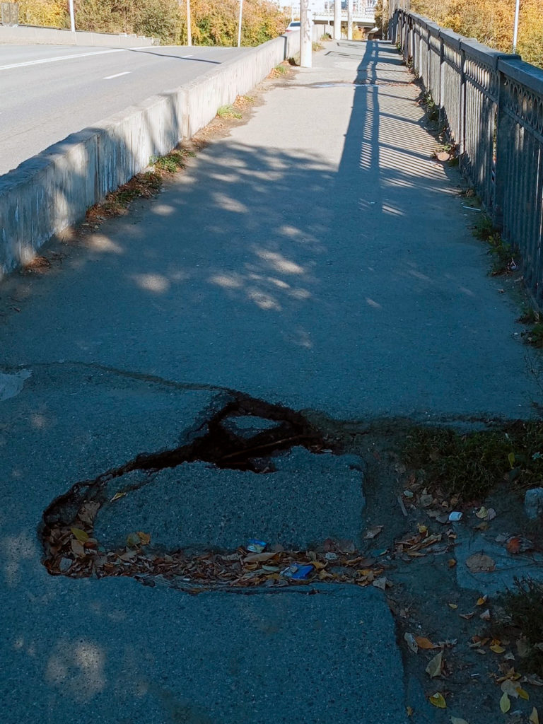 Bebelevskij-most-2-1-768x1024 Разрешенный тротуар на Бебелевском мосту продолжает тревожит екатеринбуржцев