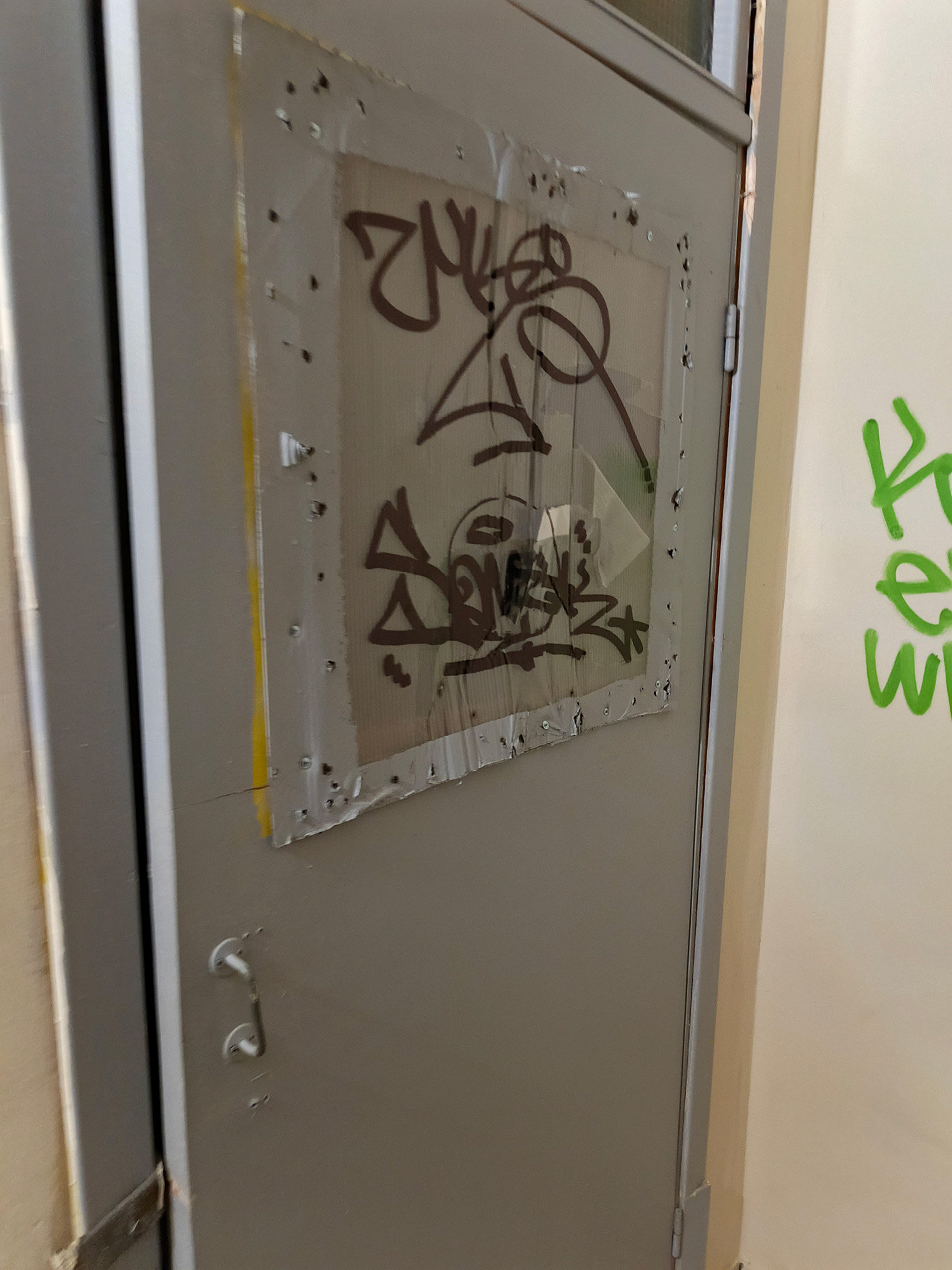 IMG_20251112_182404_186-179d21a3a0ad9873c0403c0f621f96031 Жители дома на Дизельном, 40 в Екатеринбурге бьют тревогу из-за антисанитарии и бездействия УК