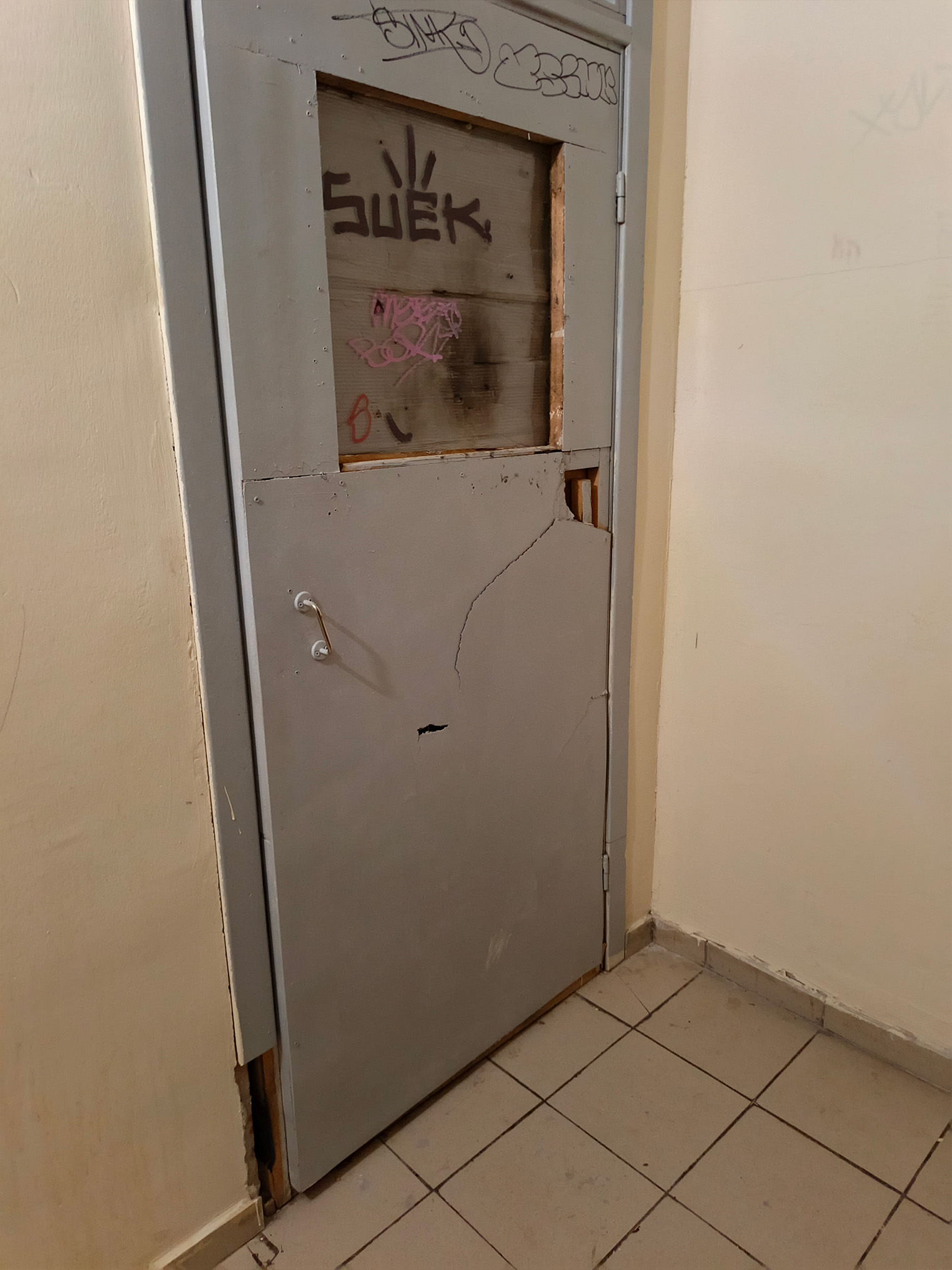 IMG_20251112_182404_186-179d21a3a0ad9873c0403c0f621f96034 Жители дома на Дизельном, 40 в Екатеринбурге бьют тревогу из-за антисанитарии и бездействия УК