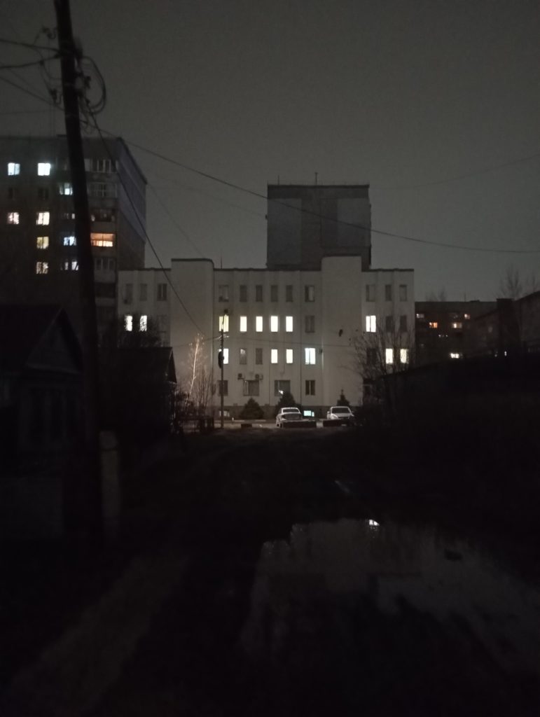 IMG_20251118_193347-771x1024 Улица Осипенко в Оренбурге остаётся без освещения и дорожного покрытия