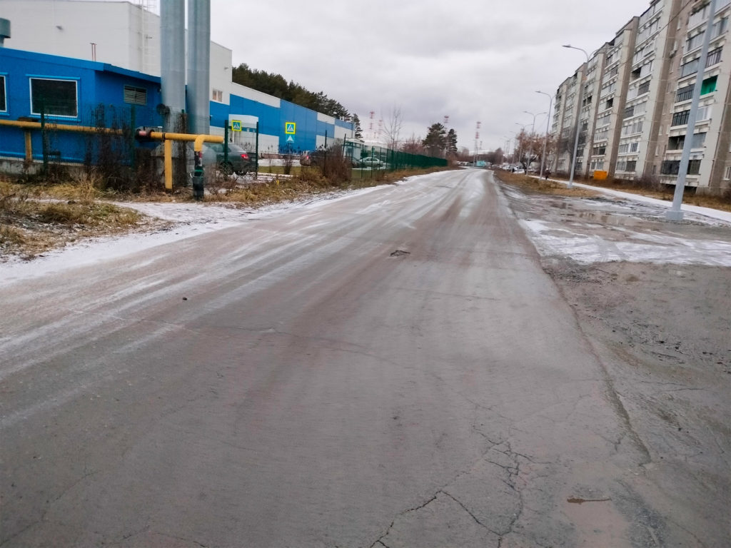 Latvijskaya-36-1-1024x768 Жители Компрессорного требуют дорожных ограждений и «лежачих полицейских» на Латвийской