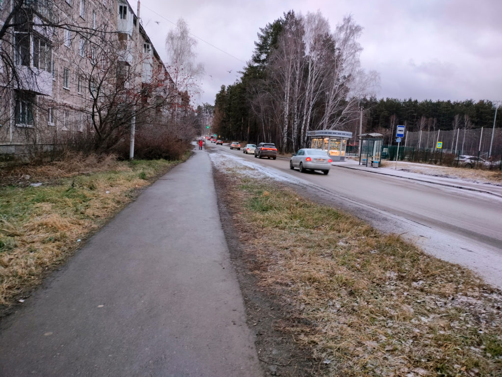 Latvijskaya-36-2-1024x768 Жители Компрессорного требуют дорожных ограждений и «лежачих полицейских» на Латвийской