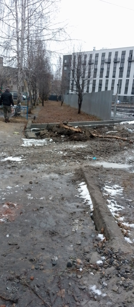 image-144-450x1024 В Ирбите жители дома на ул. Маршала Жукова, 5 вышли на протест против захвата парковки застройщиком