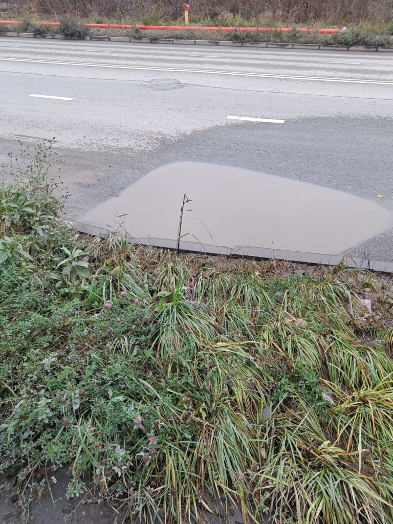 image-16-768x1024 Ловушка для колес: в Казани на перекрестке Меховщикова и Зайцева провалился асфальт