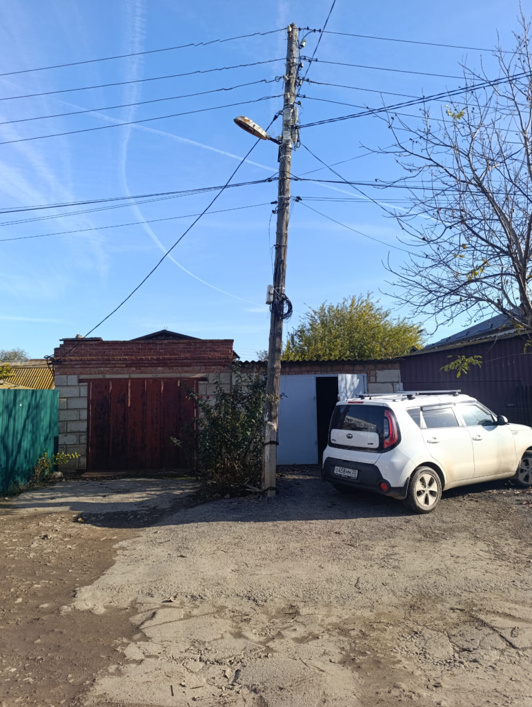 image-31-771x1024 В Астрахани требуют заменить аварийный столб электропередач на улице Адмирала Нахимова