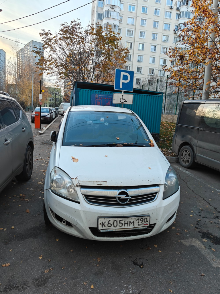 image-9-768x1024 Во дворе дома на улице Кадырова в Москве стоит брошенный автомобиль