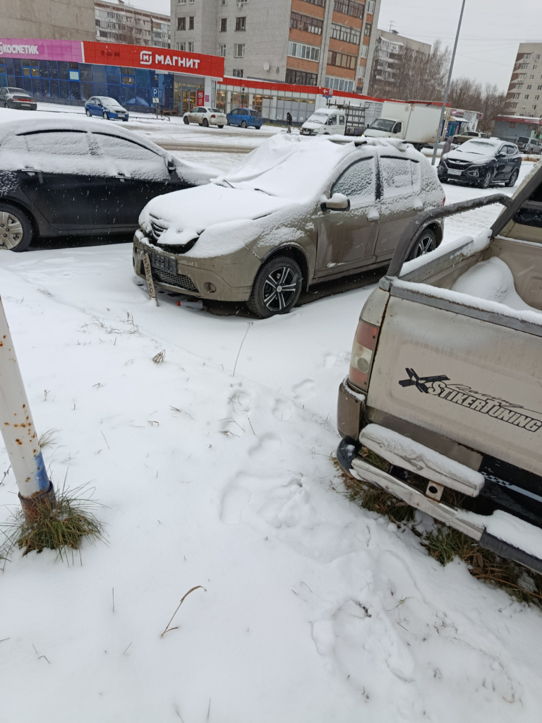 image-94-768x1024 Жители Тюмени жалуются на брошенные машины на Широтной, 61