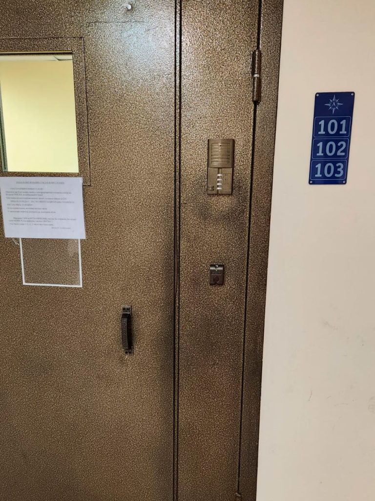 jumasheva-3-768x1024 «В подъезд выходить страшно»: жители дома на Юмашева в Екатеринбурге просят проверить подозрительную квартиру