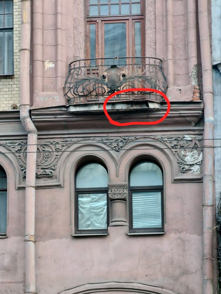 Kamennostrovskij-prospekt-1-768x1024 В Петербурге на Каменноостровском проспекте обрушился фрагмент фасада