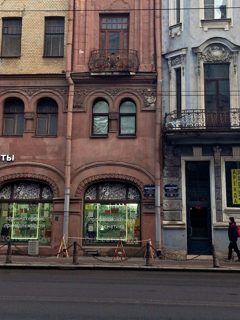 Kamennostrovskij-prospekt-2-768x1024 В Петербурге на Каменноостровском проспекте обрушился фрагмент фасада