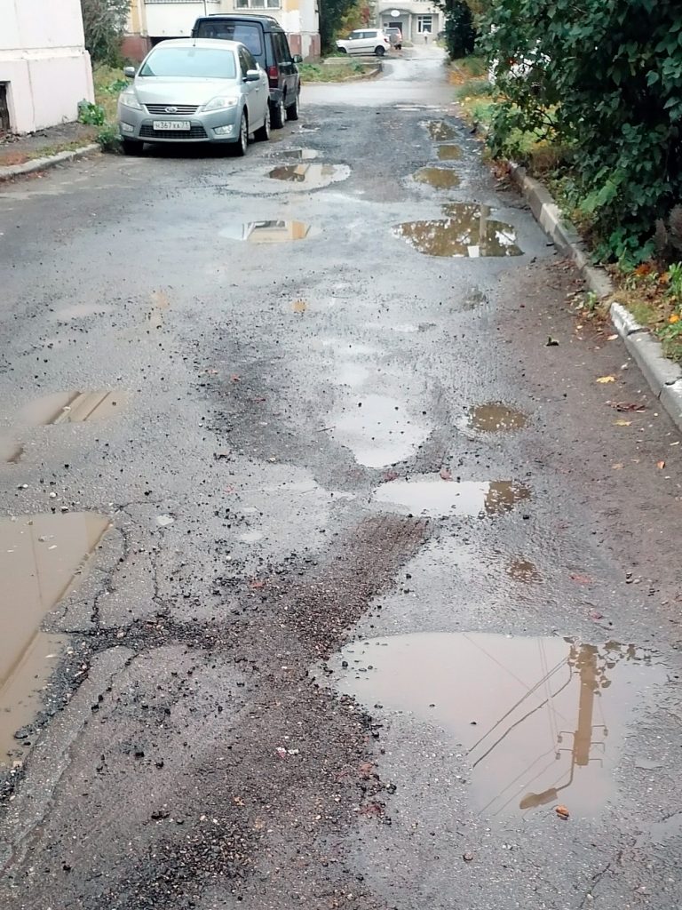 Novomoskovsk-1-768x1024 Новомосковцы требуют благоустройства двора на Октябрьской