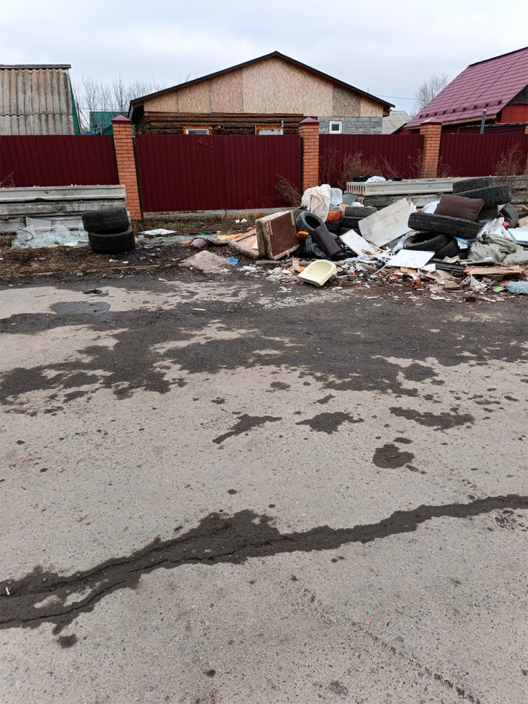 Okruzhnaya-8-1-768x1024 Жители Вторчермета устали от свалок и разбитых тротуаров в районе
