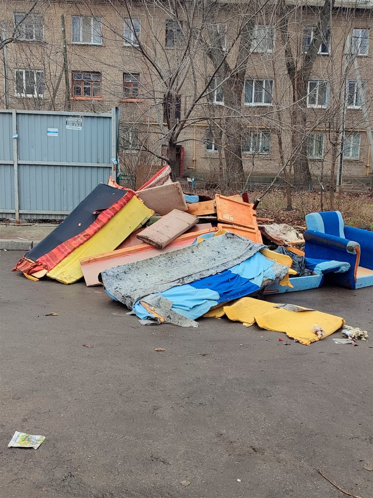 Voronezh-ul.-Mashinostroitelej-1-768x1024 В Воронеже контейнерная площадка на Машиностроителей завалена крупногабаритным мусором