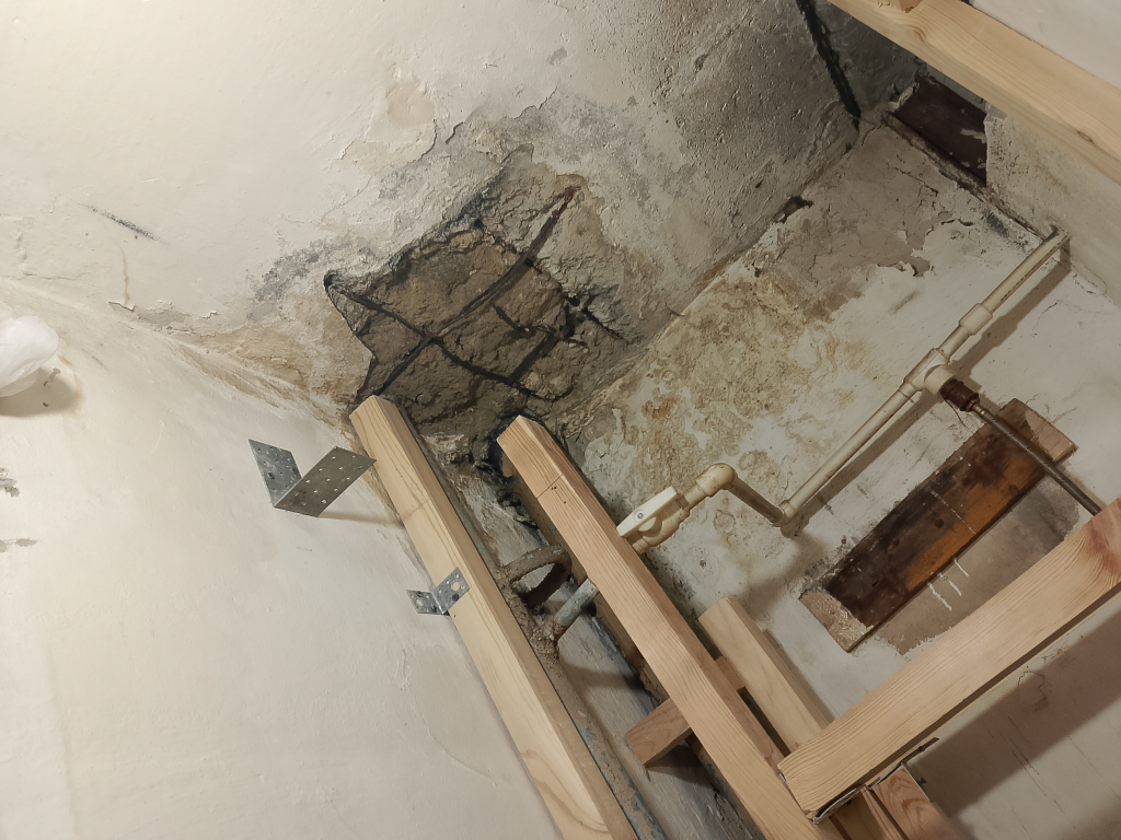 image-111-1024x768 На пр. Конституции в Кургане квартира разрушается из-за систематических затоплений