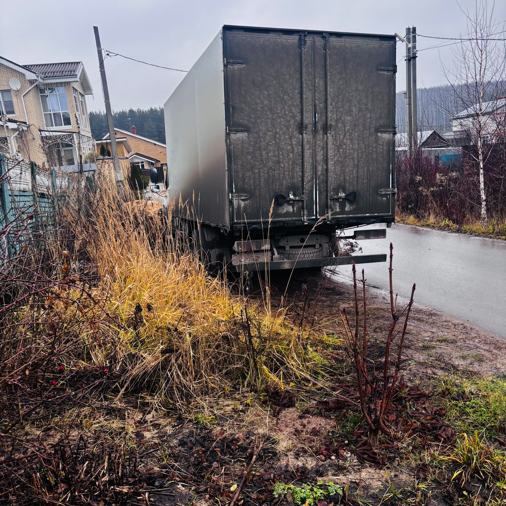 image-33 В Казани грузовик паркуется на газоне в жилой зоне на Белокаменной