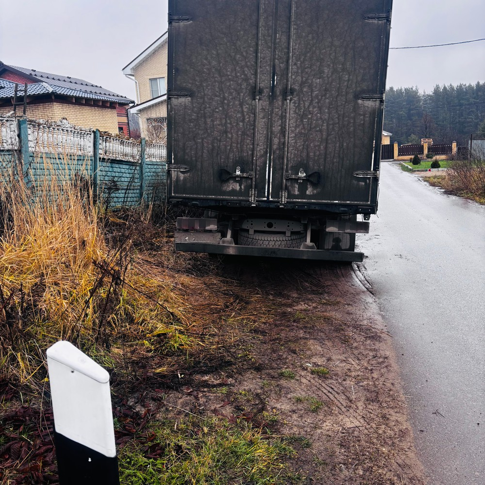 image-34 В Казани грузовик паркуется на газоне в жилой зоне на Белокаменной