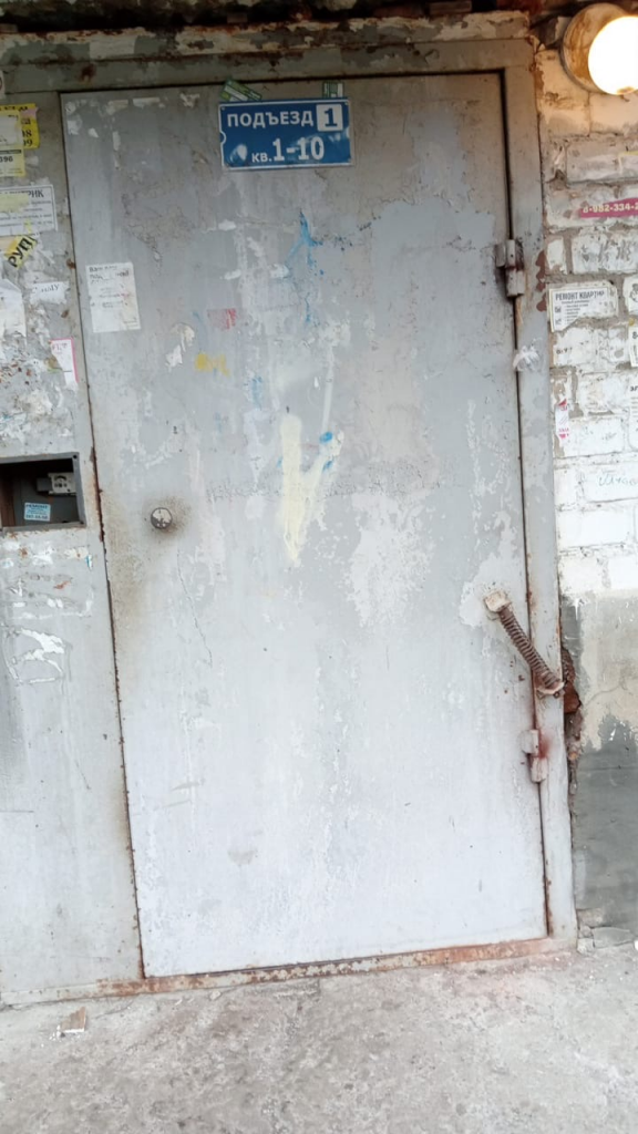 image-42-576x1024 Жители дома на Черняховского не могут добиться замены аварийной входной двери