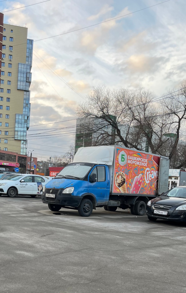 image-9-651x1024 Челябинцы жалуются на стихийную торговлю и мусор у поликлиники на Комсомольском проспекте