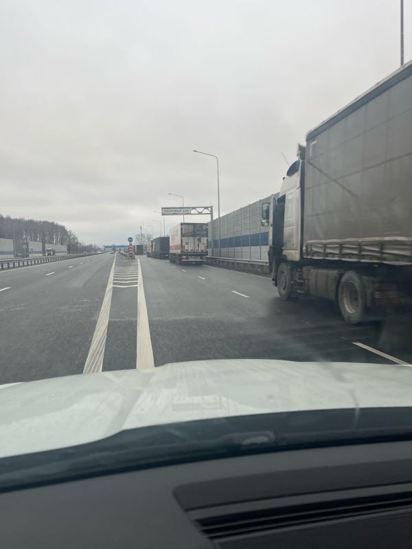 original-7223990-2-disagree-4-0.2746735659990234 Трассу М-12 у поселка Сосновый Бор превратили в стоянку для большегрузов