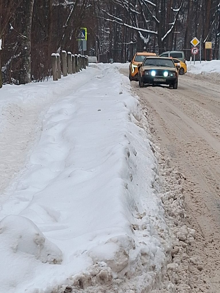 Poselke-Dubrovskij-Leninskij-g.o.-MO-768x1024 Жители Московской области страдают от неубранного снега после рекордных осадков