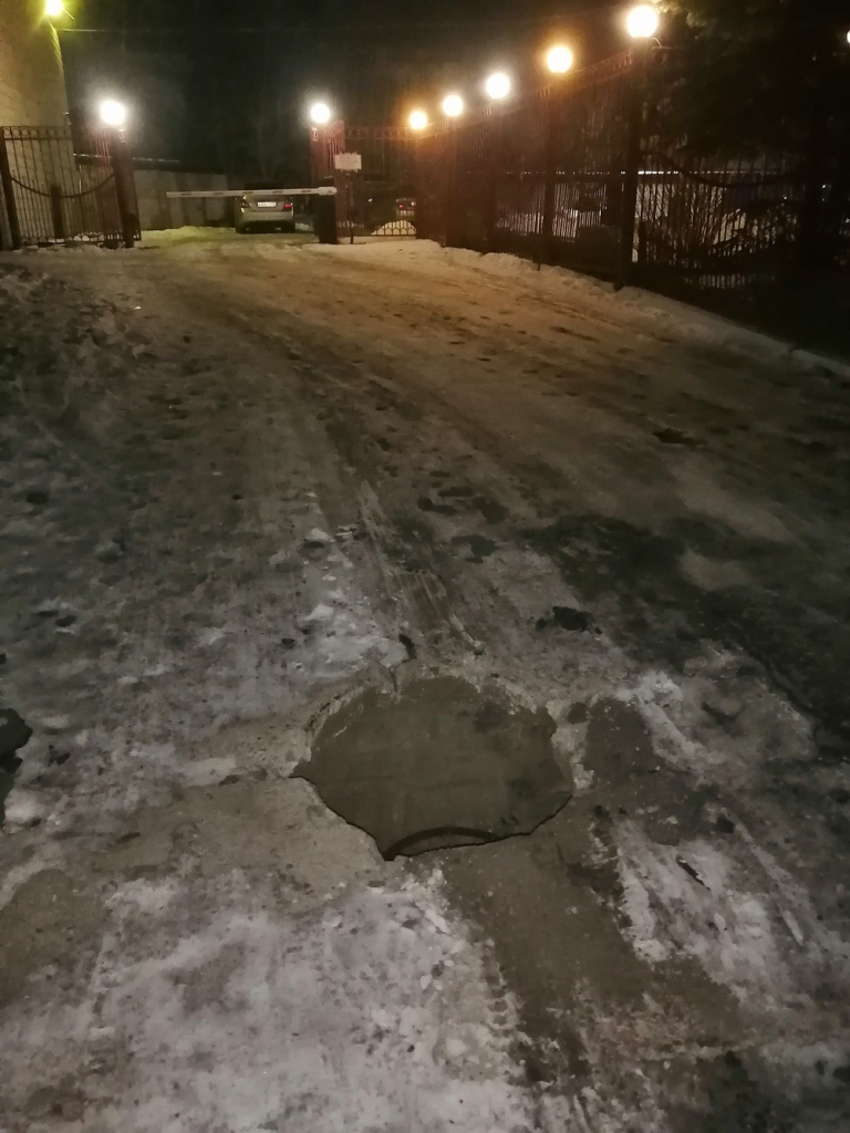 image-47-768x1024 Открытый люк на проезжей части в Находке угрожает безопасности на улице Гагарина