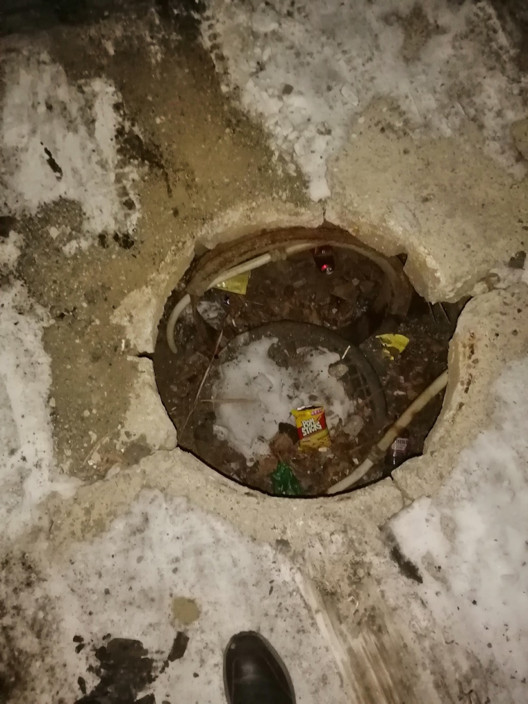 image-48-768x1024 Открытый люк на проезжей части в Находке угрожает безопасности на улице Гагарина