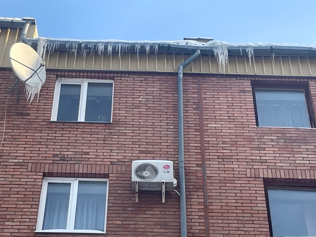 image-57-1024x768 Жители Кургана опасаются падающего снега с крыши дома