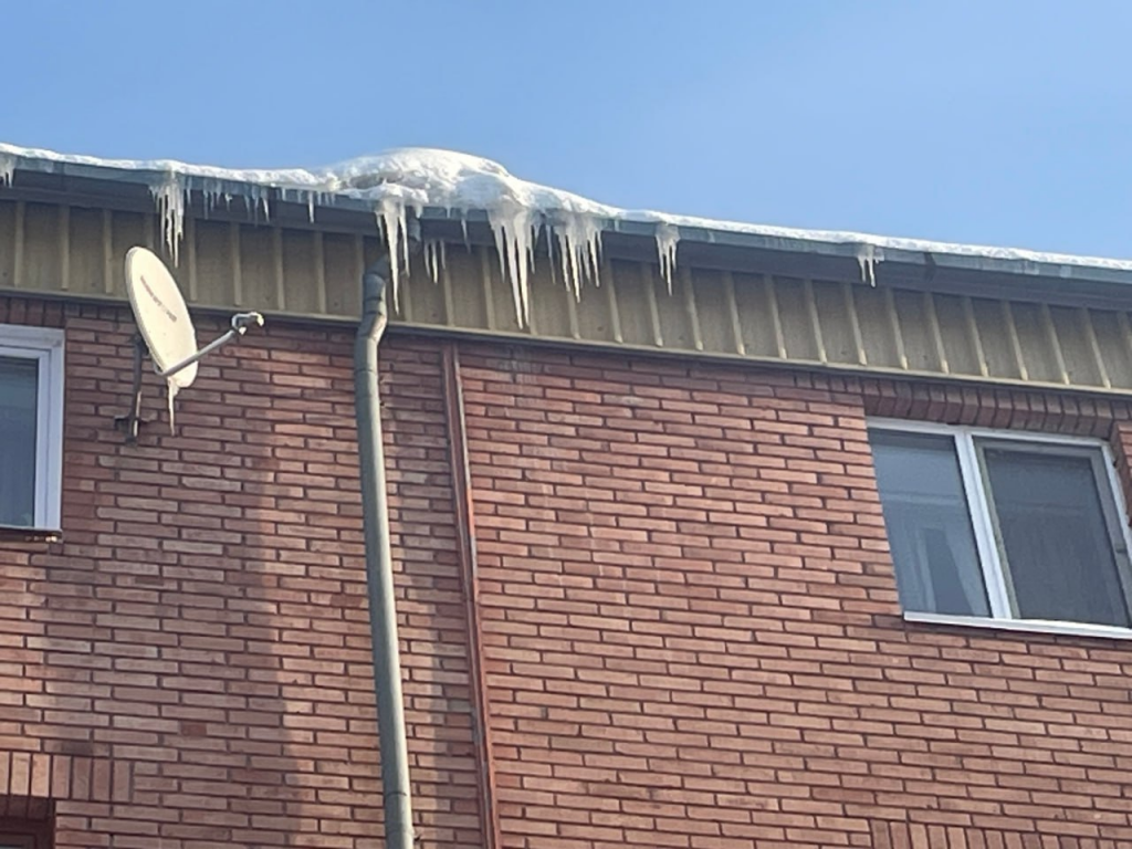image-58-1024x768 Жители Кургана опасаются падающего снега с крыши дома