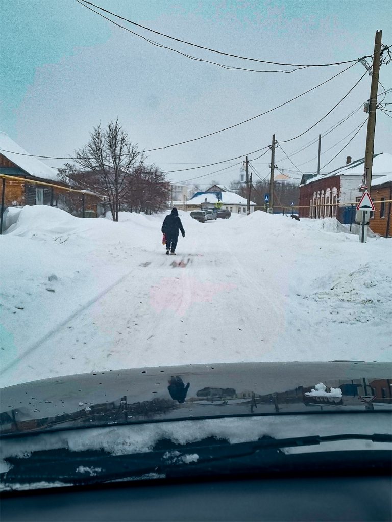 menzelinsk-sneg1-768x1024 Жители Мензелинска вынуждены выходить на проезжую часть из-за неубранного снега
