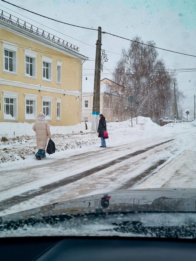 menzelinsk-sneg2-768x1024 Жители Мензелинска вынуждены выходить на проезжую часть из-за неубранного снега